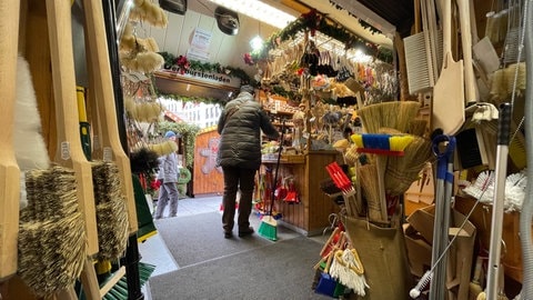 Der Bürstenstand auf dem Ulmer Weihnachtsmarkt