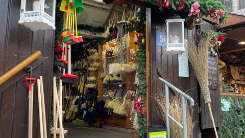 Der Bürstenstand auf dem Ulmer Weihnachtsmarkt