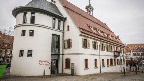 Auch ans Rathaus in Langenau wurden in der Nacht zum Sonntag die volksverhetzenden Parolen gesprüht.