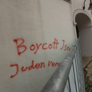 Mittlerweile ist durch einen Bauzaun abgedeckt, was Unbekannte an die Martinskirche in Langenau geschmiert haben.