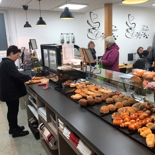 Einiges los in der Dorfbäckerei im Gerstetter Teilort Heldenfingen. Die Einwohnerschaft schätzt die Bäckerei sehr.