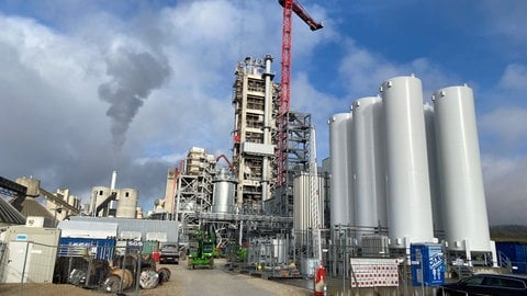 Die Forschungs- und Entwicklungsanlage für die Gewinnung von hochkonzentriertem CO2 in Heidenheim-Mergelstetten. Die Anlage soll im Sommer 2025 in Betrieb gehen. Das Ziel: klimafreundlicher Zement.