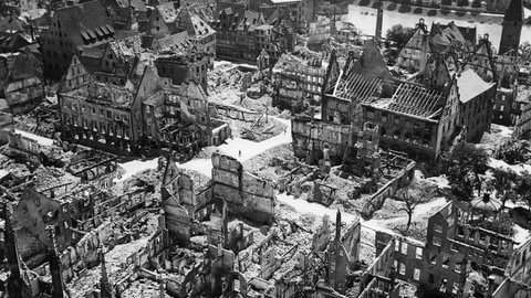 Die Innenstadt von Ulm im Juli 1945. Ein halbes Jahr zuvor, im Dezember 1944, hatten 300 Flugzeugebei der Bombardierung rund 100.000 Spreng- und Brandbomben über Ulm abgeworfen.