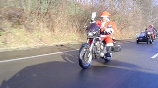 Vor zwanzig Jahren war der Bart noch nicht ganz so weiß wie heute. Aber damals wie heute winkt der Weihnachtsmann beim Toy Run allen zu, denen er auf seiner Geschenkefahrt begegnet. Und auch die Polizei winkt zurück, erzählt Charlie Heilmann.