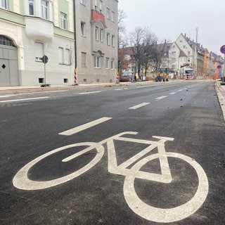 Noch sieht es nicht besonders einladend aus, aber wie die Stadt Neu-Ulm mitteilt, sollen am Freitag die Arbeiten zum Umbau der östlichen Bahnhofstraße beendet werden. 