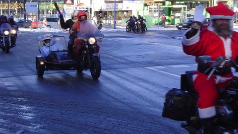 Der Engel ist auch im Beiwagen  mit dabei, wenn Charles Heilmann mit seinen Motorradfreunden als Weihnachtsmann unterwegs ist. 2003 führte die Route des Toy Run durch Neu-Ulm. 