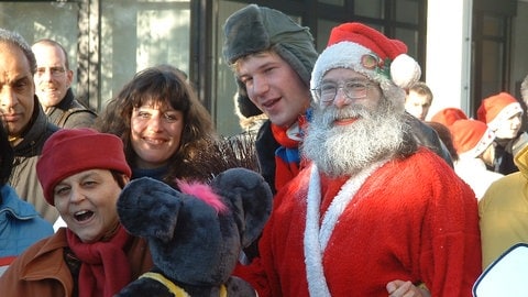 Da hat der Bart noch abgefärbt, aber der Freude tut das keinen Abbruch. Seit 1990 beschenkt der Motorrad-Weihnachtsmann Charles Heilmann beim Toy Run die Bewohner der Behinderteneinrichtung Tannenhof in Ulm-Wiblingen. Manche, die heute noch da wohnen,waren auch schon 2003 vorne mit dabei. 