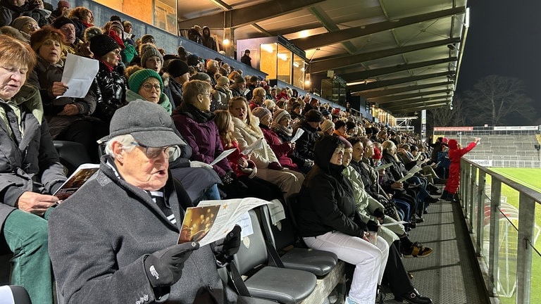 Mehrere hundert Menschen sind am Freitagabend zum ersten Adventssingen in der Centus-Arena in Aalen zusammengekommen. 