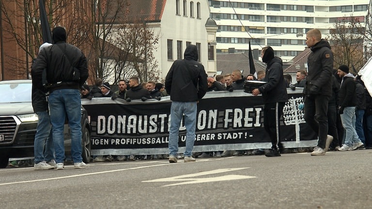 Fans vor einem Banner - nach dem Motto: "Gebt das Donaustadion frei!" sind am Samstag mehrere hundert Fans des SSV Ulm 1846 vom Rathaus zum Stadion marschiert. Ihre Forderung bei der Demo: Ein Umbau des denkmalgeschützten Stadions in eine reine Fußballarena. Das Stadion sei nicht mehr zeitgemäß für einen Zweitligabetrieb (14.12).