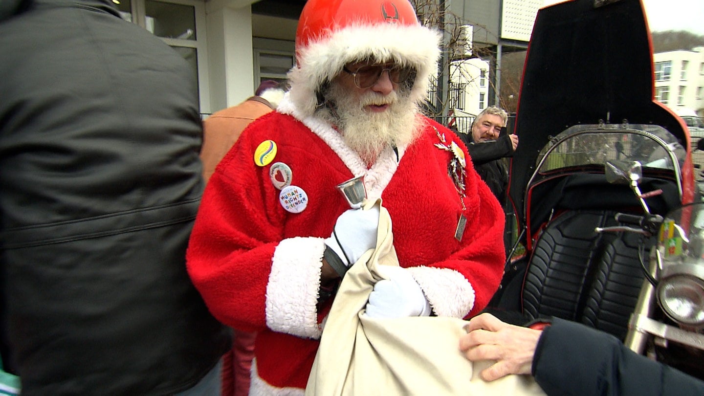 Mit Weihnachtsmannkostüm und rotem Helm - der 