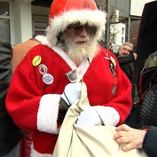 Mit Weihnachtsmannkostüm und rotem Helm - der "Weihnachtsmann vom Tannenhof" hat wieder in einer Behinderteneinrichtung in Ulm-Wiblingen Geschenke ausgeteilt. Natürlich kam er wieder mit seiner Crew via Motorrad.