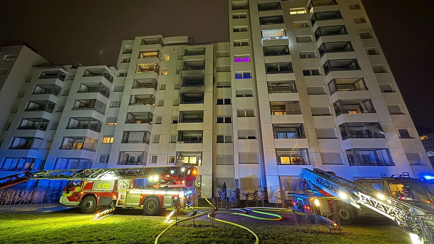 Brandstellen an einem Hochhaus: In einem Hochhaus in Ulm-Wiblingen haben in der Nacht zu Sonntag drei Balkone gebrannt. Das Haus und zwei Nachbarhäuser mussten evakuiert werden.