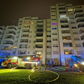 Brandstellen an einem Hochhaus: In einem Hochhaus in Ulm-Wiblingen haben in der Nacht zu Sonntag drei Balkone gebrannt. Das Haus und zwei Nachbarhäuser mussten evakuiert werden. 