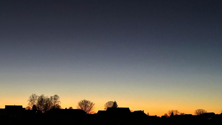 Der Himmel über Staig im Alb-Donau-Kreis hat am Montagabend (16.12.) eine Farbe wie für eine Weihnachtskarte.