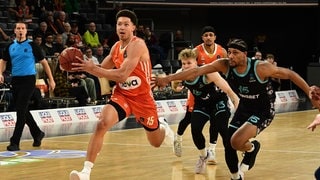 Isaiah Roby von Ratiopharm Ulm auf dem Weg zum Korb.