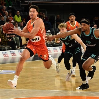 Isaiah Roby von Ratiopharm Ulm auf dem Weg zum Korb.