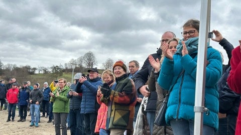 Zum ersten Spatenstich für die neue Wentalhalle in Steinheim am Albuch sind viele Steinheimer zur Baugrube gekommen. Das zeigt, wie wichtig ihnen ihre Wentalhalle als sozialer und sportlicher Treffpunkt ist.