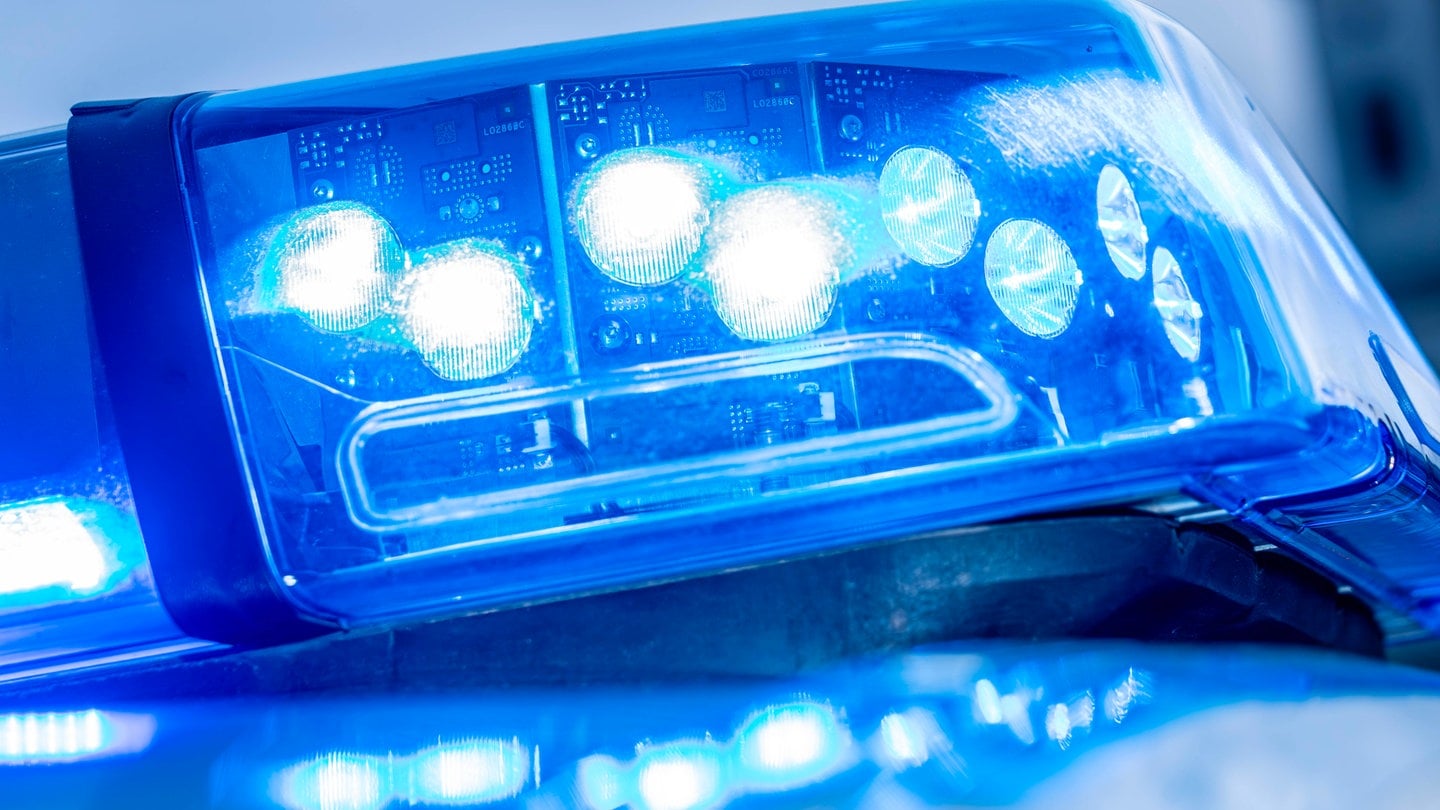 Blaulicht auf einem Polizeiwagen. Die Polizei hat mehrere Tatverdächtige nach den Beschädigungen von rund 100 Autos durch Bauschaum in der Region Ulm gefasst.