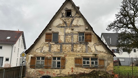 Dieses Haus ist ein Kulturdenkmal. Es steht in Dornstadt-Bollingen ebenso zum Verkauf wie das Schloss in Heubach. Ein Teil der Rückwand ist bereits eingestürzt.