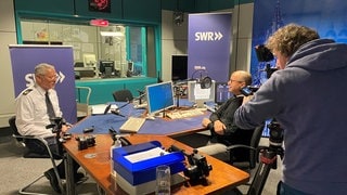 Ulms Polizeipräsident Josef Veser im SWR Studio Ulm.