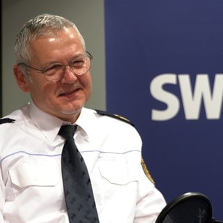 Ulms Polizeipräsident Josef Veser im SWR Studio Ulm.