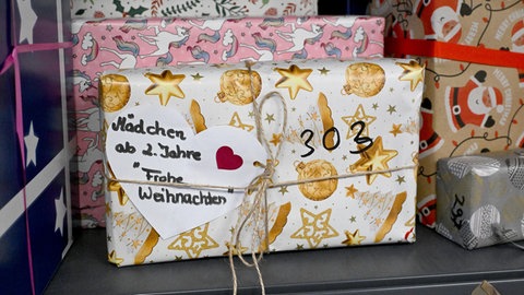 Die Mitarbeiter haben über die Sozialen Medien zu Geschenke-Spenden aufgerufen. Am Ende lagen 320 beschriftete Pakete in den Regalen.