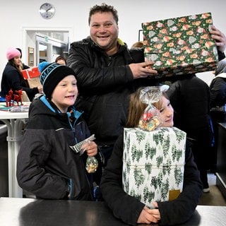 Im Tafelladen des roten Kreuzes in Ulm wurden am Wochenende Weihnachtsgeschenke an mehr als 300 Kinder aus bedürftigen Familien verteilt. 