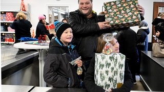 Im Tafelladen des roten Kreuzes in Ulm wurden am Wochenende Weihnachtsgeschenke an mehr als 300 Kinder aus bedürftigen Familien verteilt. 