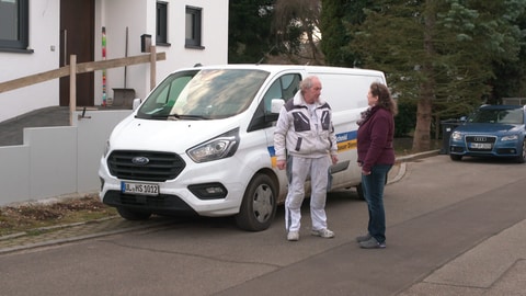 Ein Maler steht gemeinsam mit Ursula Weitmann vor ihrem Haus und bespricht was zu tun ist. Er ist einer von vielen Handwerkern die hier nach dem Hochwasser in Illerkirchberg arbeiten.