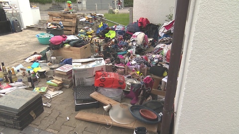 Juni 2024: Überreste, die das Hochwasser in Illerkirchberg hinterlassen hat, stehen in der Einfahrt von Familie Weitmann. So sah die Auffahrt von Familie Weitmann in Illerkirchberg noch im Juni aus. Fast alles was hier zu sehen ist, landete im Müll. Ganz fertig mit der Dokumentation der Schäden ist die Familie noch immer nicht.