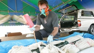 Thailand nach dem Tsunami 2004: Der Ulmer Bestatter Daniel Streidt behandelt den Leichnam eines Verstorbenen mit Formalin. Die wassrige Lösung entzieht dem Körpfer Flüssigkeit