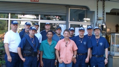 Das Team vom Verein "DeathCare" im Krisengebiet 2004 in Thailand. Die Gruppe soll nach dem Tsunami deutsche Flutopfer einbalsamieren, einsargen und für den Rücktransport bereitmachen. Mit dabei auch der damals 28-jährige Bestatter Daniel Streidt aus Ulm.