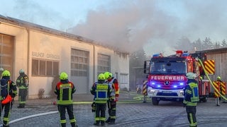 Bei dem Brand auf dem Betriebshof in Offingen (Kreis Günzburg) entstand ein Schaden von rund 50.000 Euro.