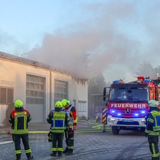 Bei dem Brand auf dem Betriebshof in Offingen (Kreis Günzburg) entstand ein Schaden von rund 50.000 Euro.