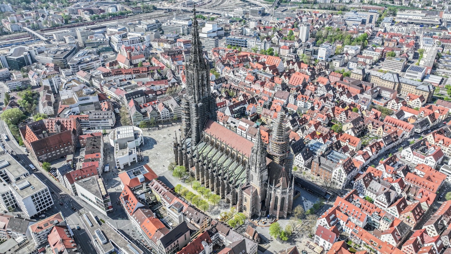 Das Ulm Münster (Aufnahme mit Drohne) leidet auch unter dem Klimawandel. Die Stadtverwaltung will klimaneutral werden und ein entsprechendes Mobilitätskonzept für ihre Beschäftigten umsetzen.