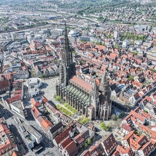 Das Ulm Münster (Aufnahme mit Drohne) leidet auch unter dem Klimawandel. Die Stadtverwaltung will klimaneutral werden und ein entsprechendes Mobilitätskonzept für ihre Beschäftigten umsetzen.