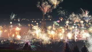 Feuerwerk über Ulm, mittendrin das Ulmer Münster - so schön Feuerwerk ist, Böllern ist nicht überall erlaubt. In Teilen von   Ellwangen, Heidenheim, Ulm und Schwäbisch Gmünd gilt ein Verbot.