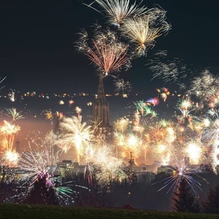 Feuerwerk über Ulm, mittendrin das Ulmer Münster - so schön Feuerwerk ist, Böllern ist nicht überall erlaubt. In Teilen von   Ellwangen, Heidenheim, Ulm und Schwäbisch Gmünd gilt ein Verbot.