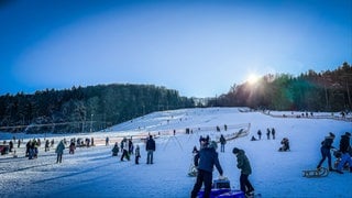 Viel los am Skilift in Laichingen (Alb-Donau-Kreis): Der Schnee hat sich trotz leichter Plusgrade gehalten, auch wenn auf der Piste einige braune Stellen durchschimmern. (29.12.)