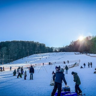 Viel los am Skilift in Laichingen (Alb-Donau-Kreis): Der Schnee hat sich trotz leichter Plusgrade gehalten, auch wenn auf der Piste einige braune Stellen durchschimmern. (29.12.)