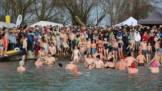 Ab ins eiskalte Wasser: Bereits im vergangenen Jahr kamen zum Silvesterschwimmen am Oberrieder Weiher rund 100 Schwimmerinnen und Schwimmer.