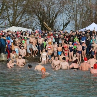 Ab ins eiskalte Wasser: Bereits im vergangenen Jahr kamen zum Silvesterschwimmen am Oberrieder Weiher rund 100 Schwimmerinnen und Schwimmer.