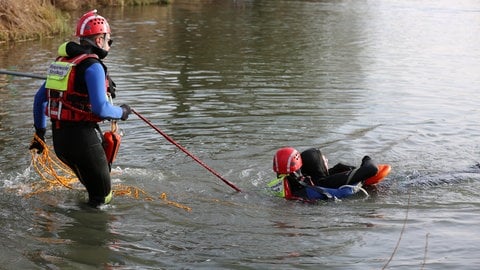 Einsatzkräfte der Krumbacher Wasserwacht bei einer Rettungsübung. Beim Silvesterschwimmen in Breitenthal wird es auch Rettungsübungen am Oberrieder Weiher geben.