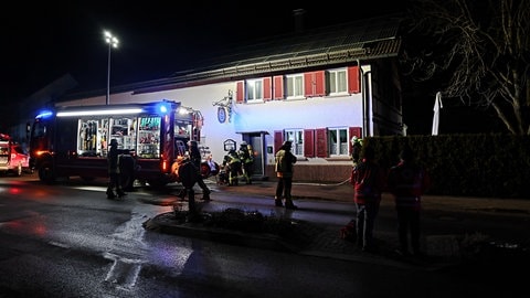 In Erolzheim (Kreis Biberach) musste die Feuerwehr einen Brand im Außenbereich einer Gaststätte löschen, der offenbar durch eine verirrte Rakete verursacht wurde.