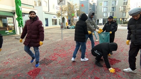 Junge Muslime der Ahmadiyya-Gemeinde haben in Aalen wieder Silvester-Müll gesammelt.