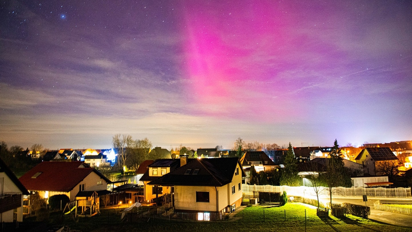 Polarlichter am Himmel über Laupheim im Kreis Biberach