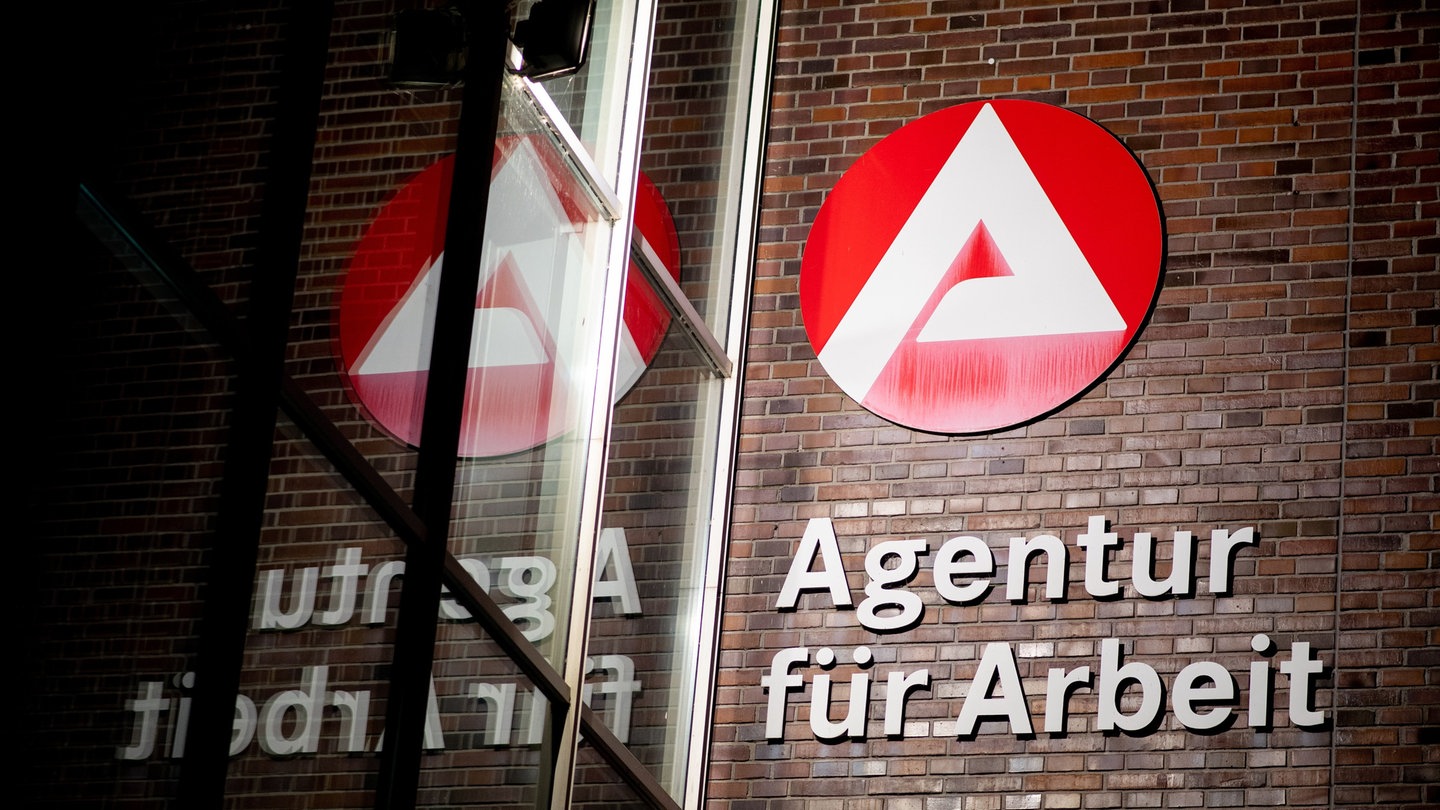 Das rot-weiße Logo der Agentur für Arbeit: Zum Jahresende verzeichnen die Arbeitsagenturen in Ulm und Aalen einen leichten Zuwachs an Arbeitslosen. Der Anstieg ist im Dezember aber durchaus üblich, so die Behörden.