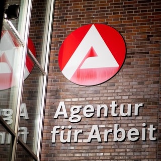 Das rot-weiße Logo der Agentur für Arbeit: Zum Jahresende verzeichnen die Arbeitsagenturen in Ulm und Aalen einen leichten Zuwachs an Arbeitslosen. Der Anstieg ist im Dezember aber durchaus üblich, so die Behörden.