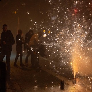 Ein Feuerwerkskörper explodiert zwischen Menschen. Die Idee des Heidenheimer Pyrotechnikhändlers Felix Antoniuk ist: Wer böllern will, muss einen "Feuerwerksführerschein" machen.