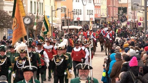 Beim Kalten Markt zieht traditionell ein Umzug mit Pferden durch die Innenstadt von Ellwangen. Jedes Jahr kommen tausende Besucher zu den Festtagen (Archivbild).